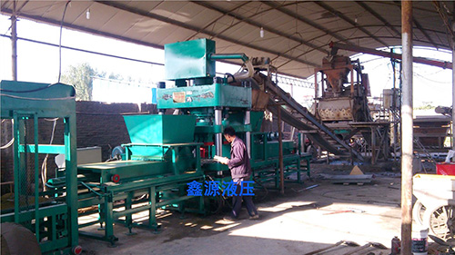 全自動路沿石彩磚機